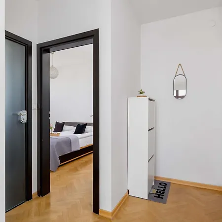 Przestronny I Przytulny W Krakowie Z Parkingiem I Balkonem By Renters Krakau