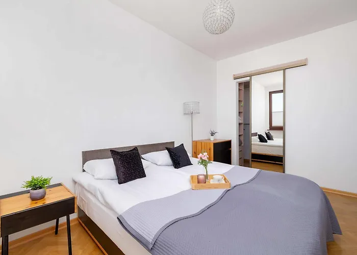 Przestronny I Przytulny W Krakowie Z Parkingiem I Balkonem By Renters *